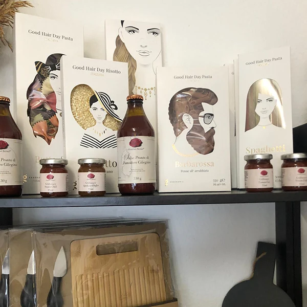 Küchenutensilien und schön verpackte Leckereien
