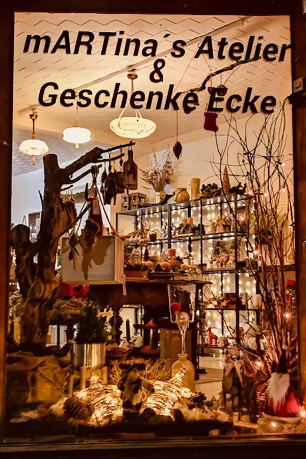 Schaufensteransicht mit Herbstdeko
