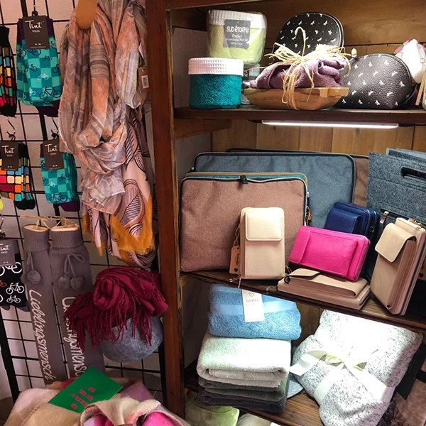 Bunte Socken, Schals, Handtücher und Taschen
