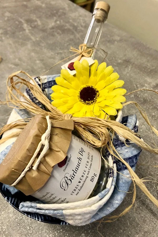 Geschenkekorb mit gelber Blume und Bärlauch Dip