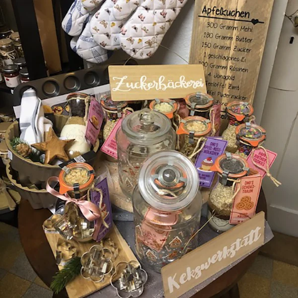 Süßigkeiten und Backgeschenke auf einem Tisch dekoriert