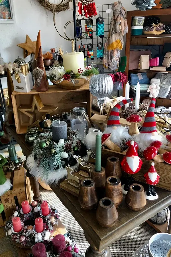 Verschiedene Weihnachtsdeko ansprechend platziert
