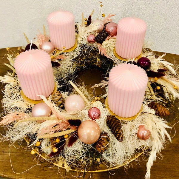 Weihnachtlicher Dekokranz mit rosanen Kerzen und Christbaumkugeln