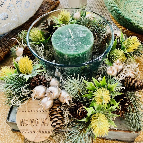 Weihnachtlicher Dekokranz mit grüner Kerze und Christbaumkugeln