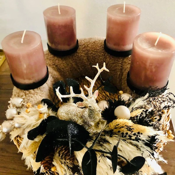 Weihnachtlicher Dekokranz mit rosanen Kerzen und Glitzerhirsch
