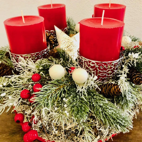 Weihnachtlicher Dekokranz mit roten Kerzen und Christbaumkugeln