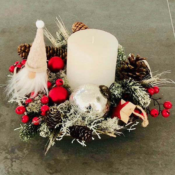 Weihnachtlicher Dekokranz mit weißer Kerze, Weihnachtswichtelfigur und Christbaumkugeln