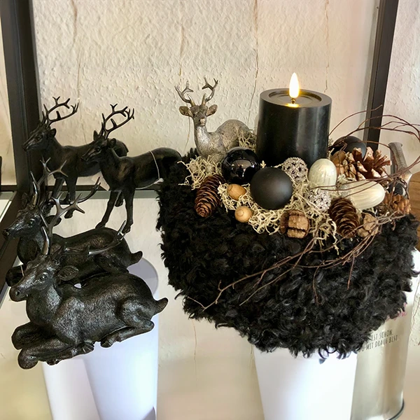 Weihnachtlicher Dekokranz mit schwarzer Kerze, Hirschen und Weihnachtskugeln