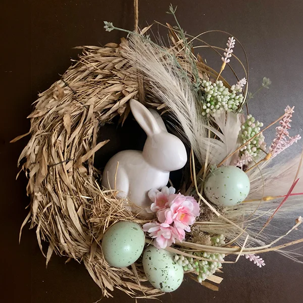 Osterkranz mit Ostereier und weißem Hasen