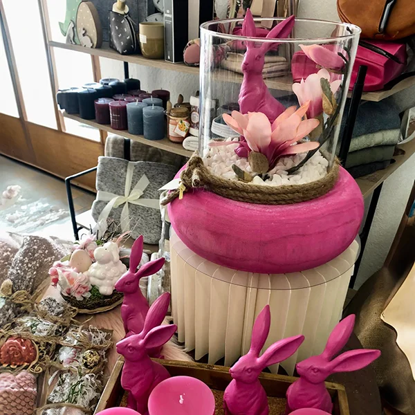 Osterdeko mit pinken Kerzen und pinken Osterhasen