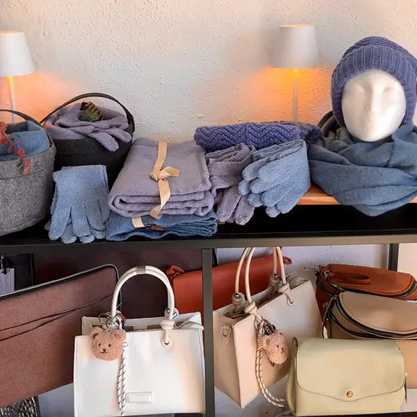 Auslage mit Schals, Handschuhen, Mützen und Handtaschen