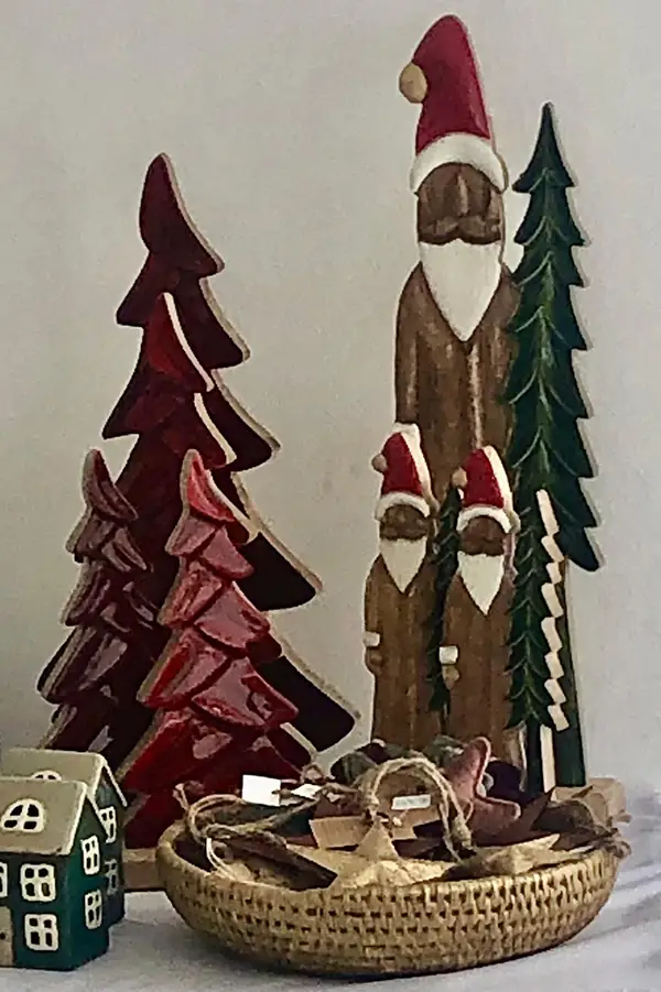 Weihnachtliche Holzdekoration mit Wichteln, Tannenbäumen und Dekoschale